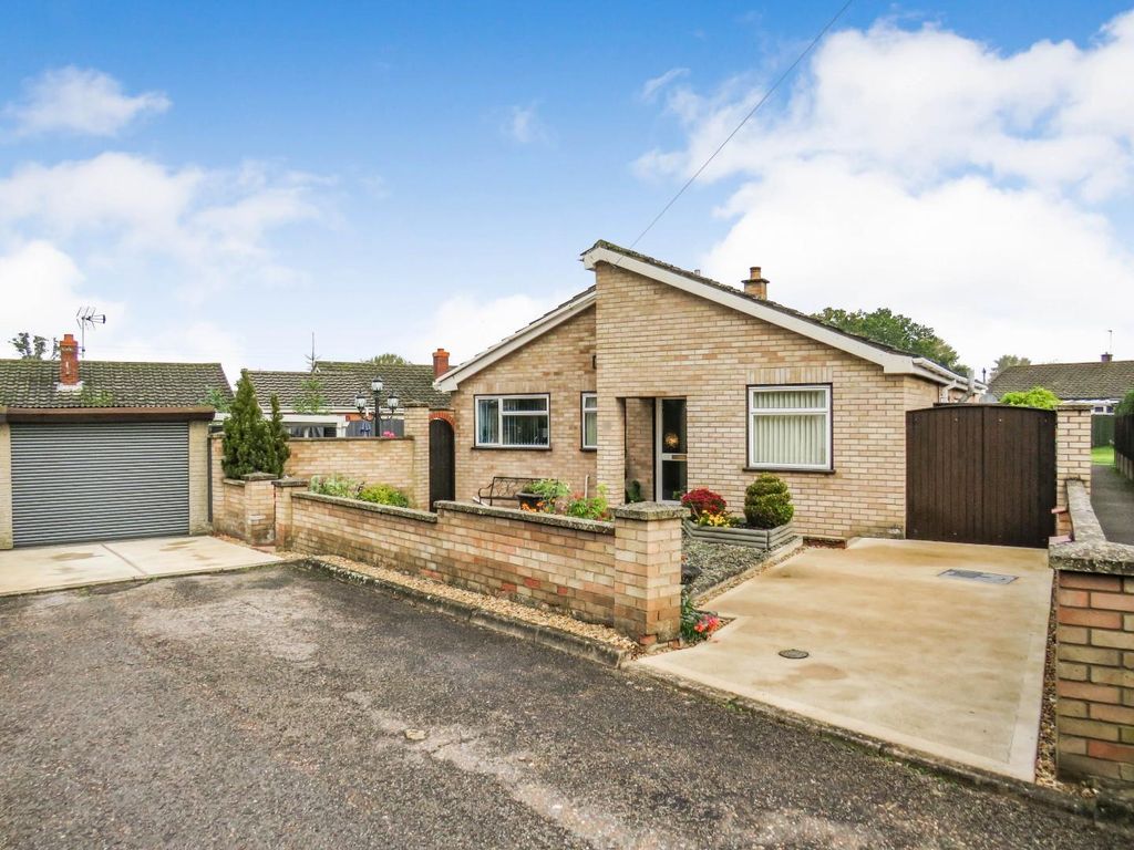 4 bed detached bungalow for sale in Forest Close, Brandon IP27, £