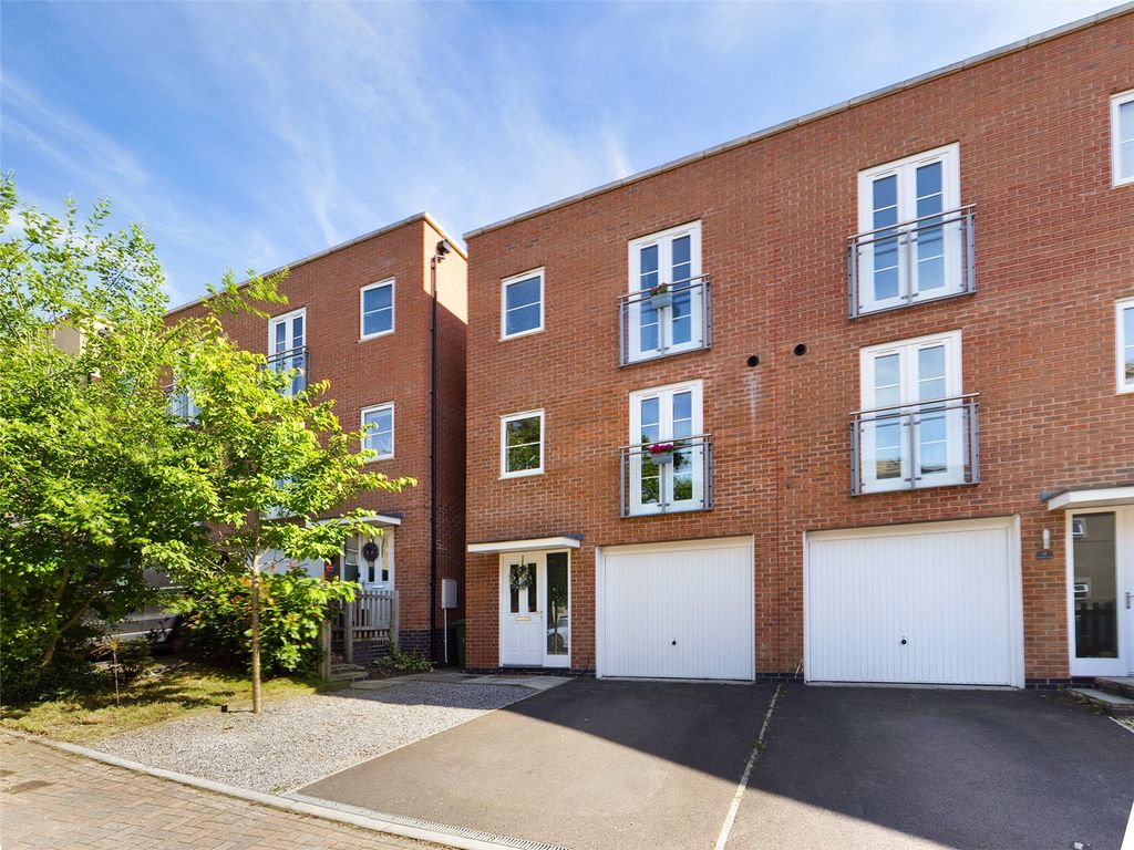 4 bed semidetached house for sale in Ledbury Court, Cheltenham