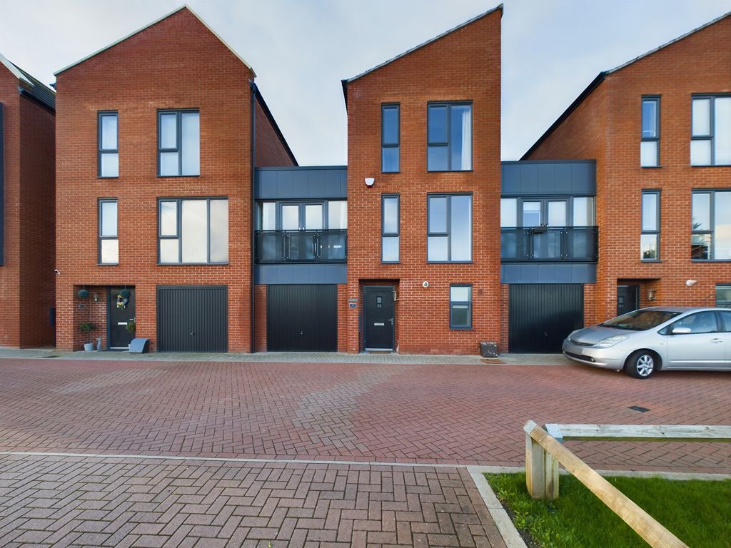 4 bed linkdetached house to rent in Kingsway Boulevard, Derby DE22, £