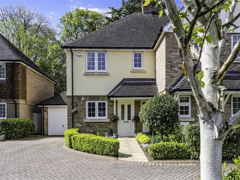 3 bed semidetached house for sale in Acorn Close, Banstead SM7 Zoopla