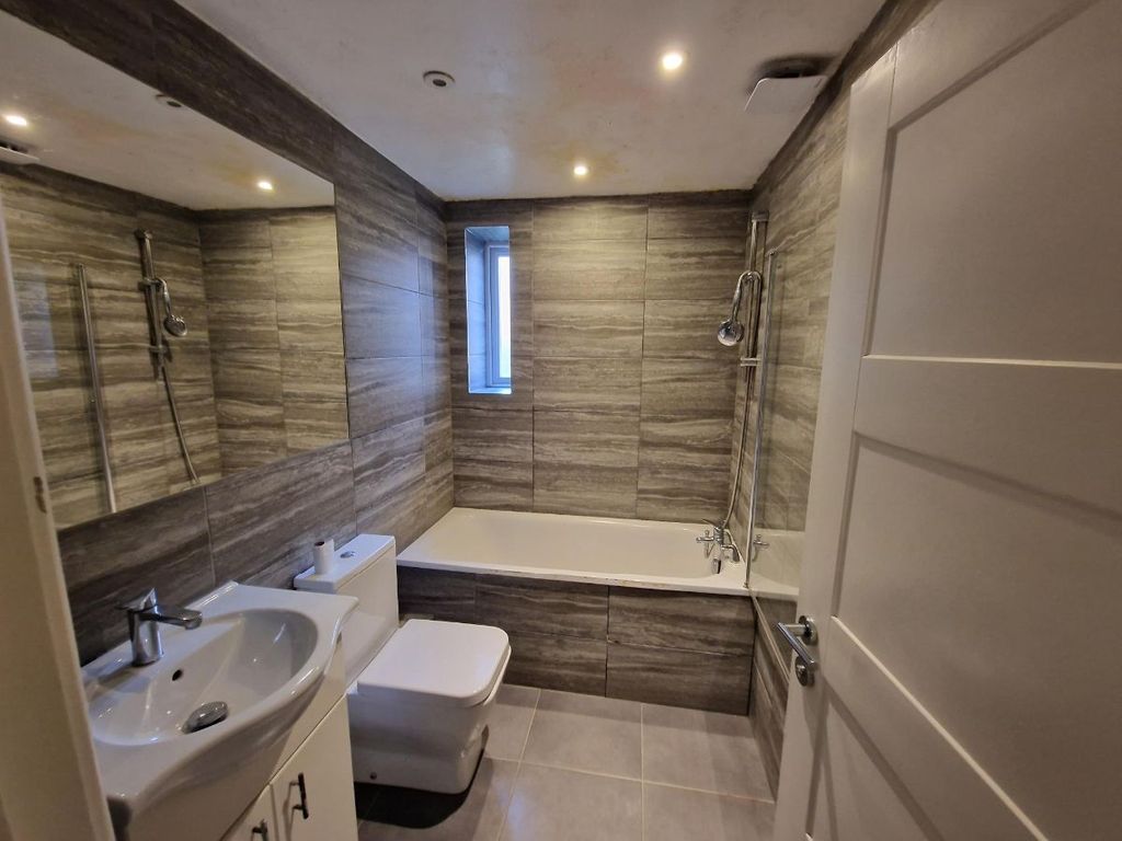 3 bed flat to rent in Warwick Gardens, London Road, Thornton Heath CR7