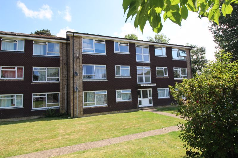 2 bed flat to rent in Skipton Way, Horley RH6 Zoopla