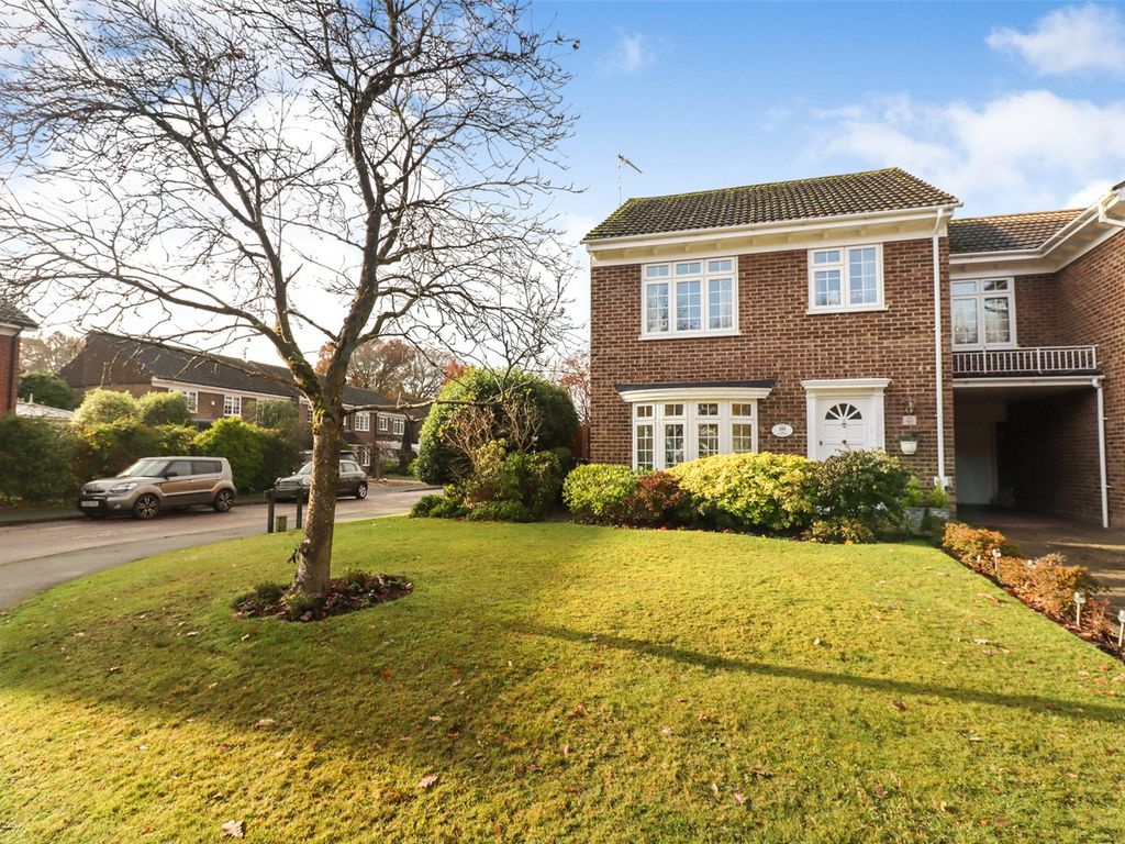 4 bed linkdetached house for sale in Regent Way, Frimley, Camberley