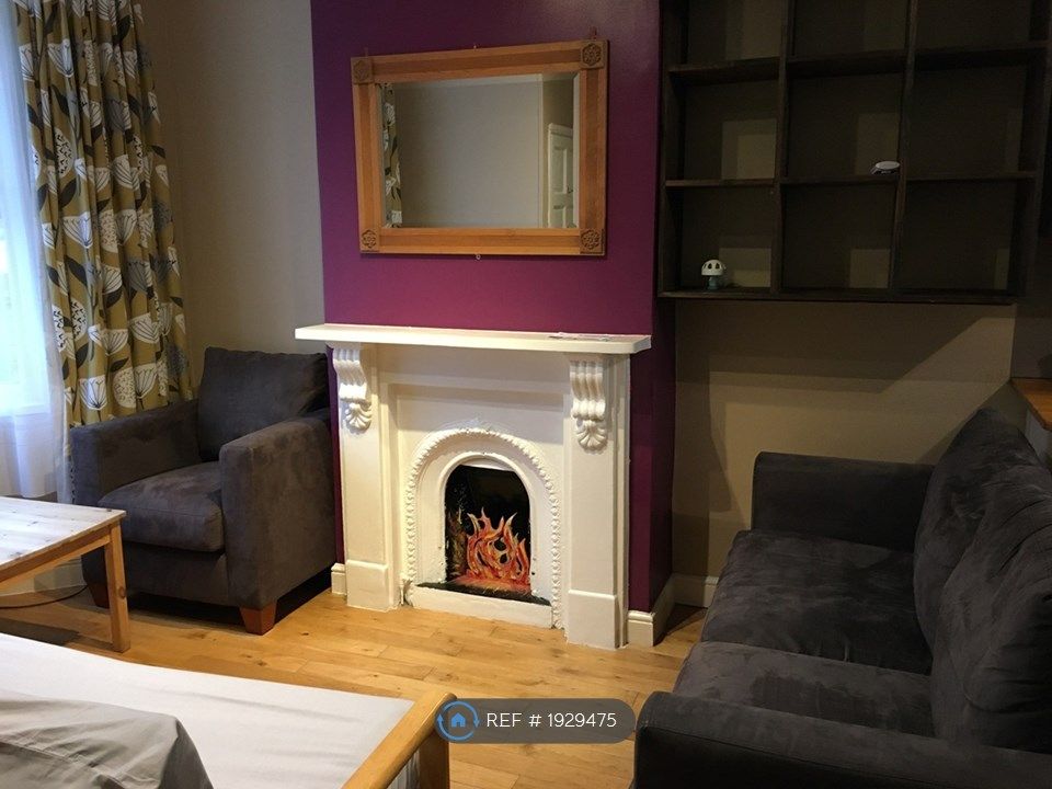 2 bed terraced house to rent in Pitchford Street, London E15, £1,850