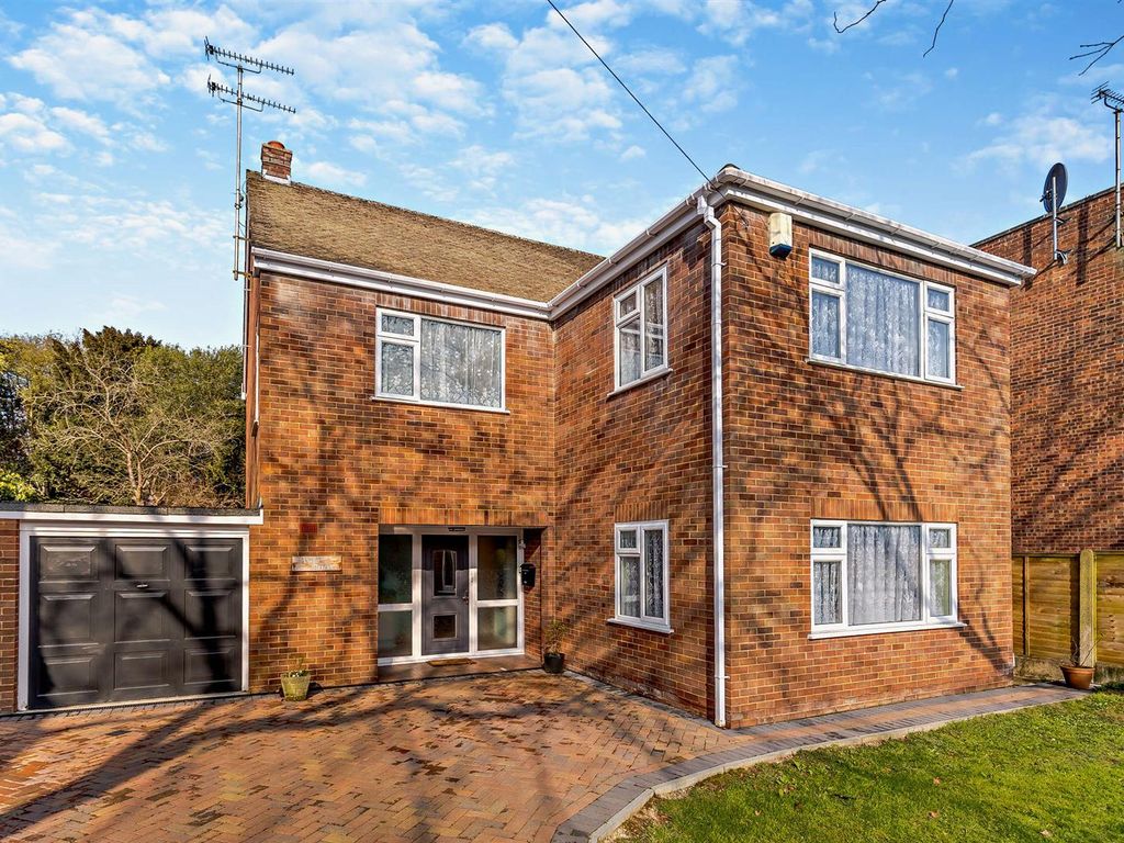 4 bed detached house for sale in Lower Queens Road, Ashford TN24, £