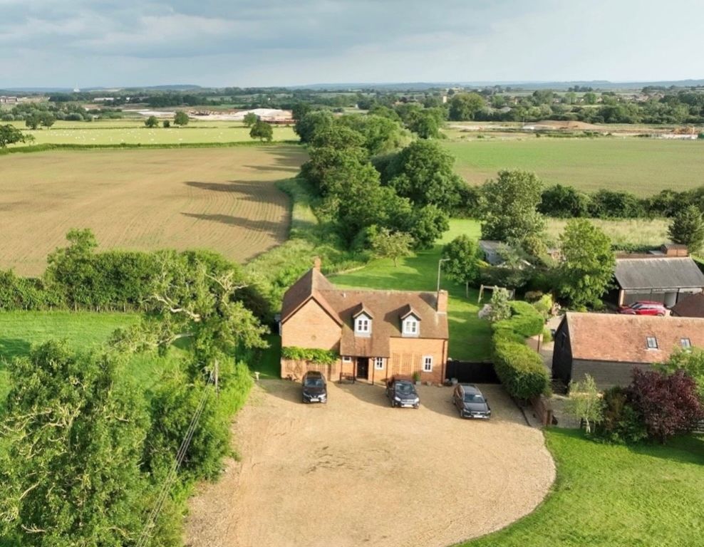 4 bed detached house for sale in Preston Bissett, Buckingham MK18, £