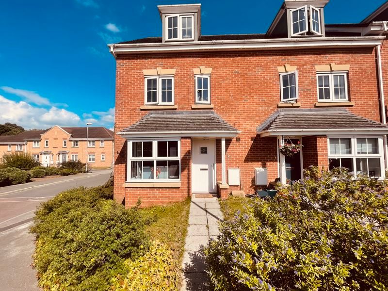 4 bed terraced house for sale in Sunningdale Way, Gainsborough DN21