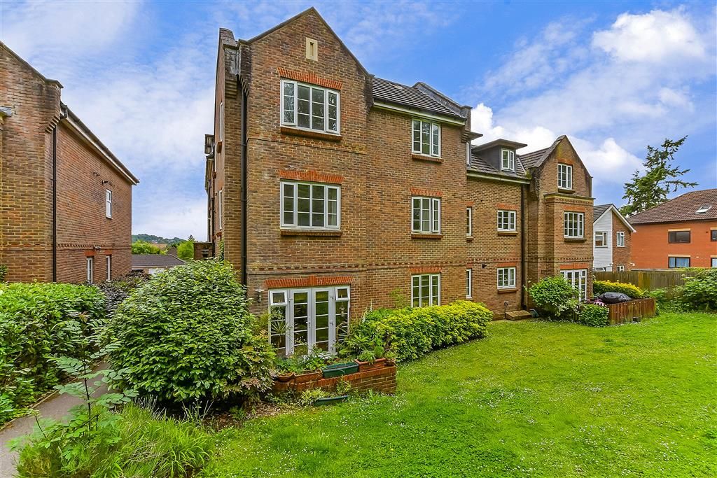 1 bed flat for sale in Gatton Park Road, Redhill, Surrey RH1, £185,500 Zoopla