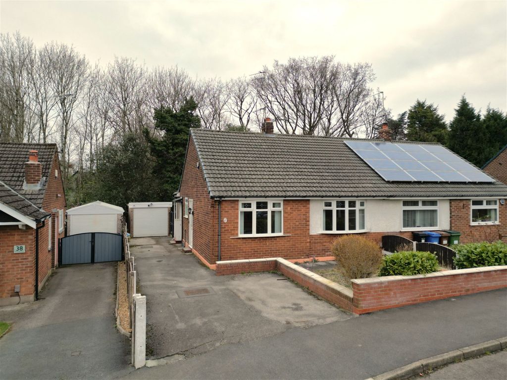 2 bed semidetached bungalow to rent in Cambridge Drive, Woodley