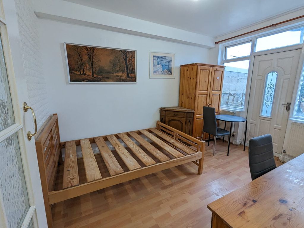 Studio to rent in Wakemans Hill Avenue, Kingsbury NW9, £1,000 pcm Zoopla