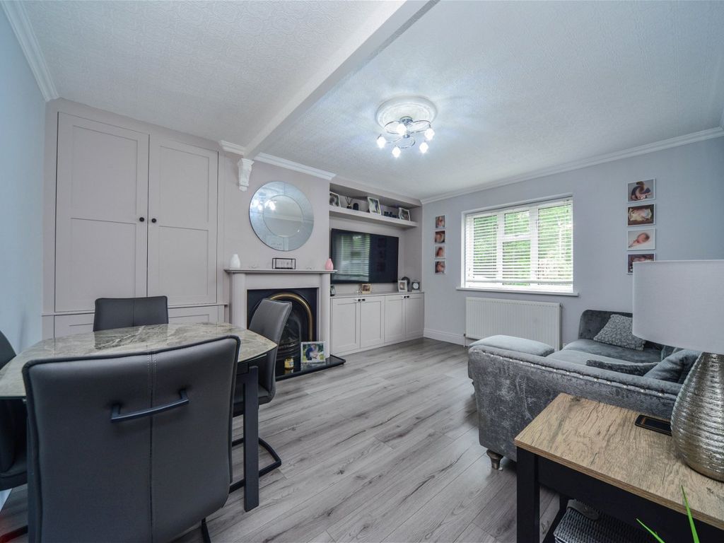 2 bed for sale in Magpie Hall Close, Bromley BR2, £350,000