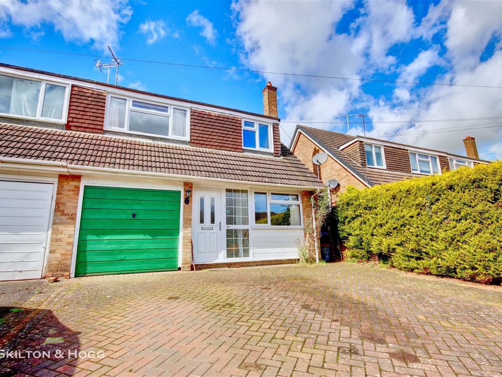 3 bed semidetached house for sale in Drive, Daventry NN11, £