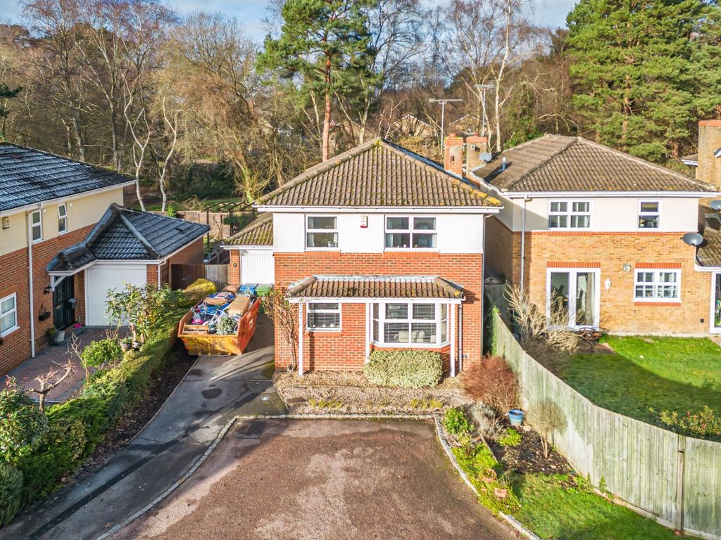 4 bed detached house for sale in Trotwood Close, Owlsmoor, Sandhurst