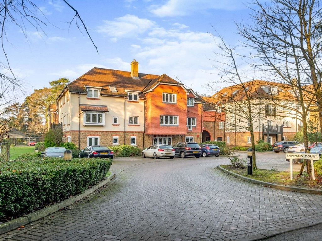 2 bed flat for sale in Copthorne Common Road, Copthorne, Crawley RH10