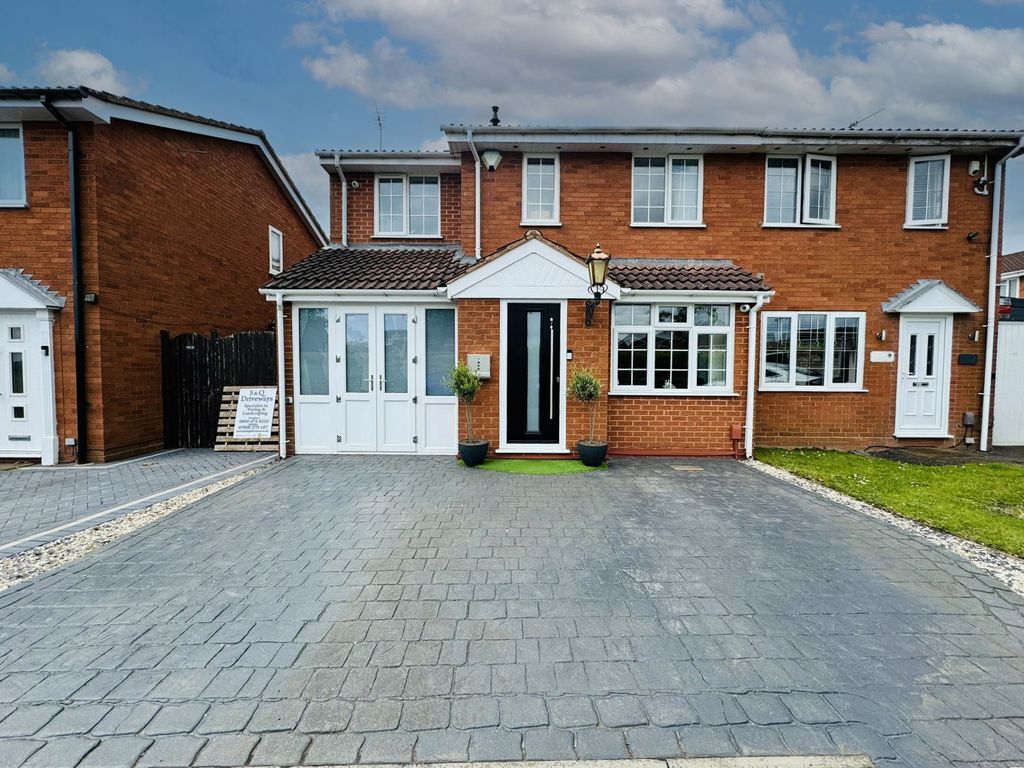 3 bed semidetached house for sale in Kington Close, Willenhall WV12, £