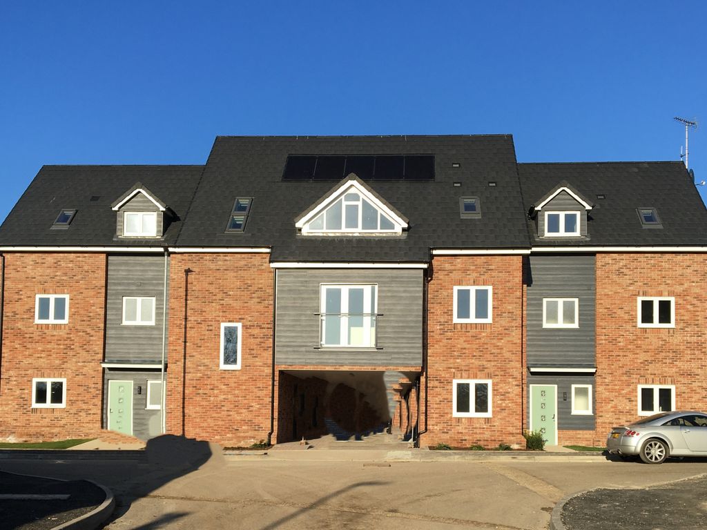 1 bed flat to rent in Cornfield Way, Rayleigh SS6, £975 pcm Zoopla