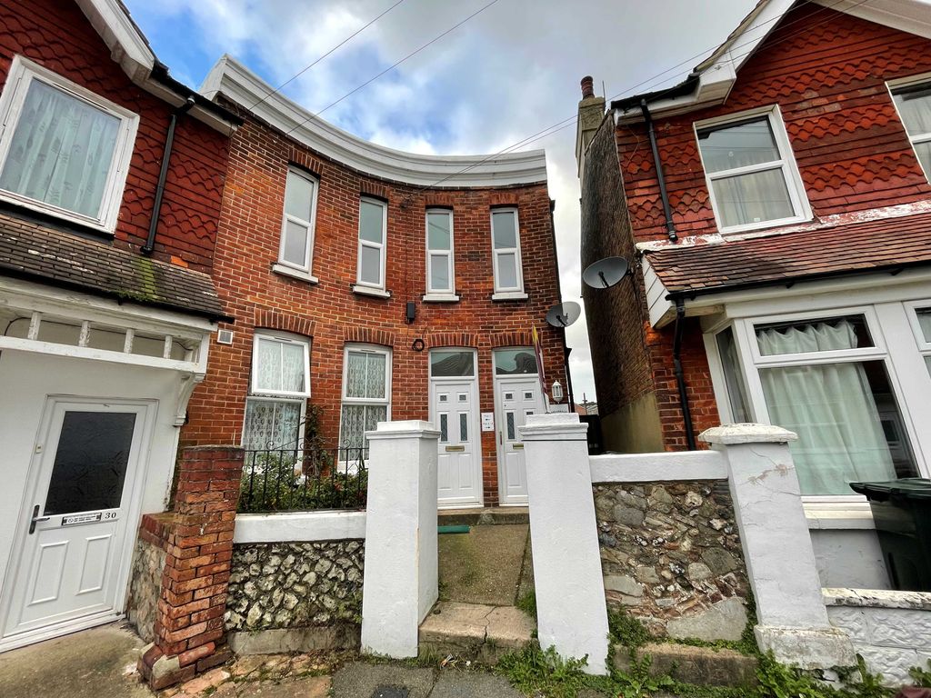 2 bed flat to rent in Road, Eastbourne BN22, £950 pcm Zoopla