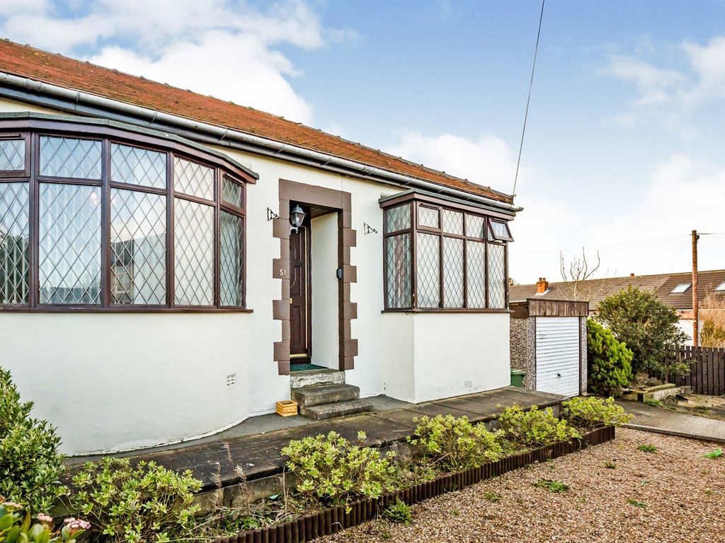 2 bed semidetached bungalow for sale in Broadway, Southowram, Halifax