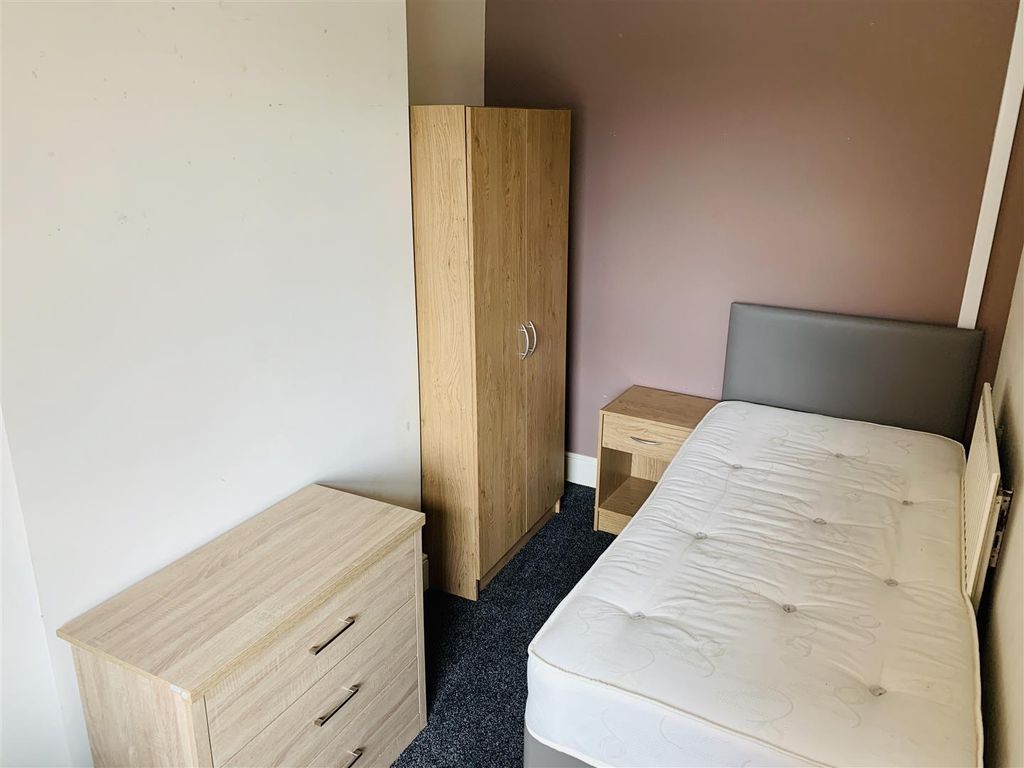 Room to rent in Room 1, 30 Hanover Street, NewcastleUnderLyme ST5