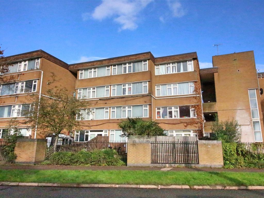 2 bed flat to rent in Leeming Road, Borehamwood WD6, £1,300 pcm Zoopla