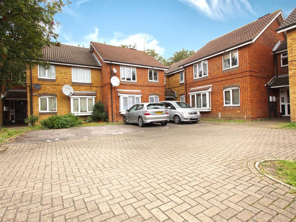 1 bed flat for sale in Teresa Gardens, Waltham Cross EN8, £200,000 Zoopla