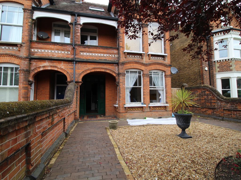 Studio to rent in Ware Road, Hertford SG13, £700 pcm Zoopla