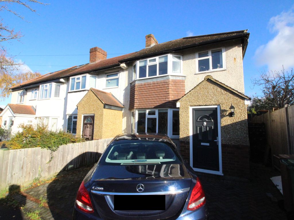 3 bed end terrace house to rent in Avenue, Worcester Park KT4