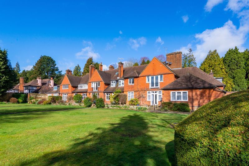 2 bed flat to rent in Heath Drive, Walton On The Hill, Tadworth KT20