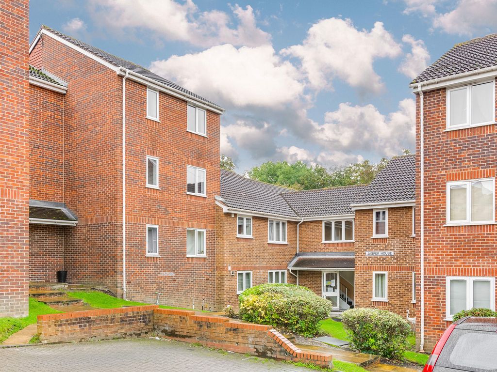 2 bed flat for sale in Percy Gardens, Worcester Park KT4, £300,000 Zoopla