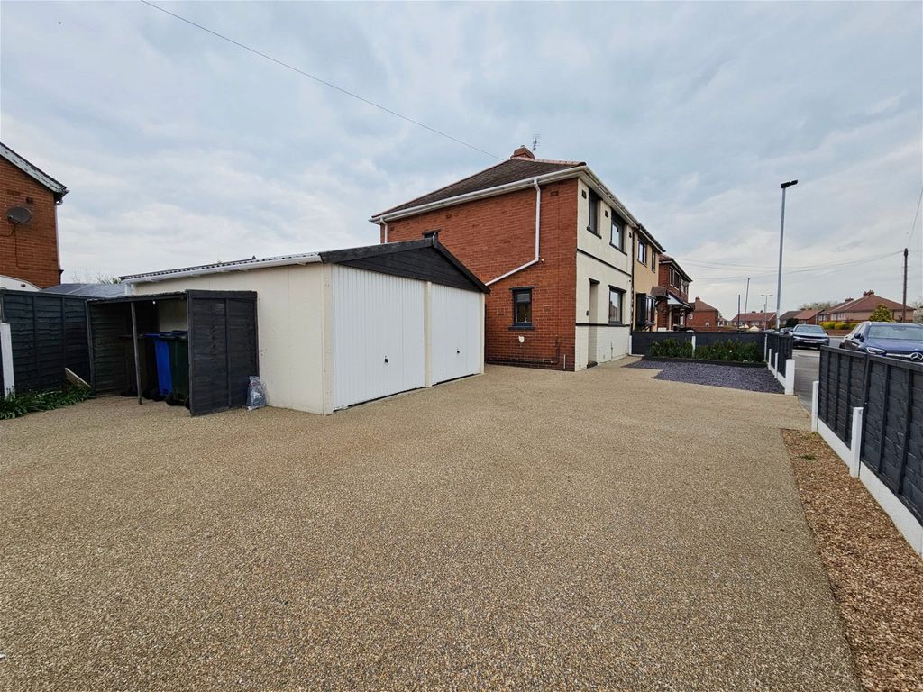 3 bed semidetached house for sale in Brookhill Road, Darton, Barnsley