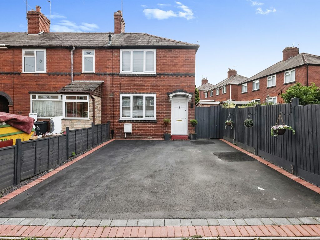 2 bed town house for sale in Sutherland Road, Cradley Heath B64, £