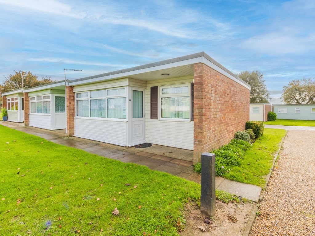 2 bed mobile/park home for sale in Newport Road, Hemsby NR29, £20,000