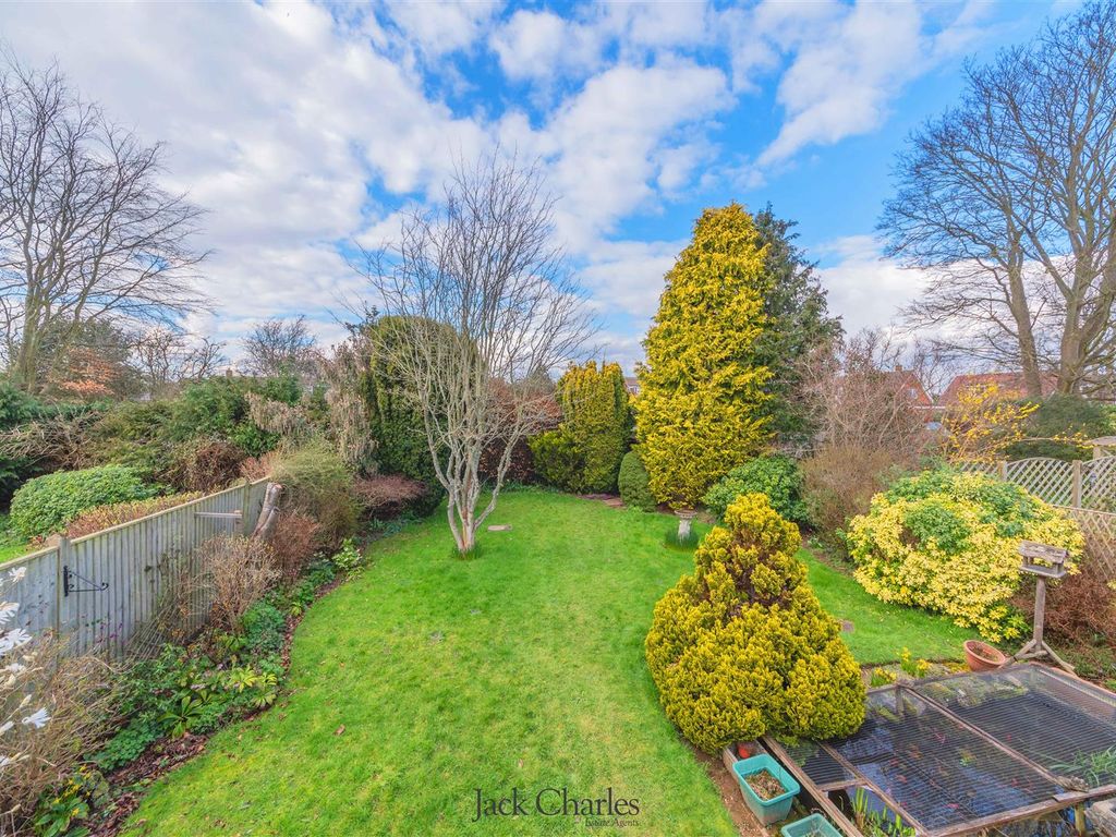 2 bed detached bungalow for sale in Cranford Road, Tonbridge TN10, £