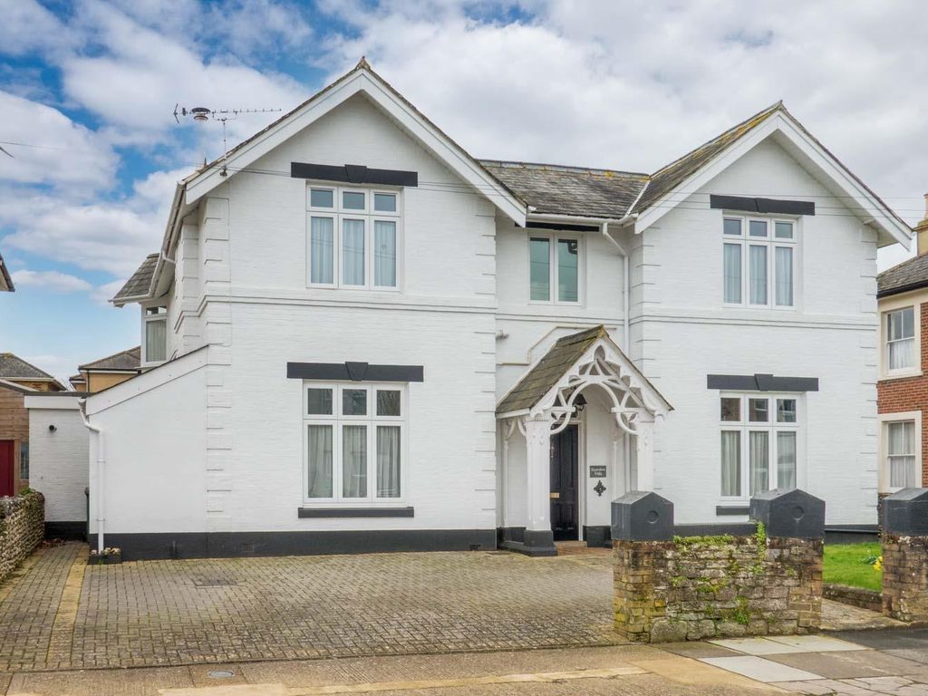 6 bed linkdetached house for sale in Station Avenue, Sandown PO36 Zoopla