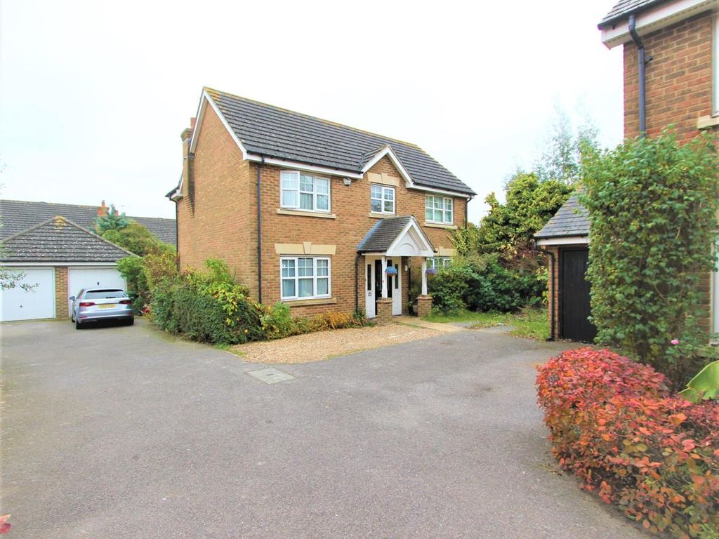 4 bed detached house to rent in Stalham Way, Barkingside IG6, £2,750