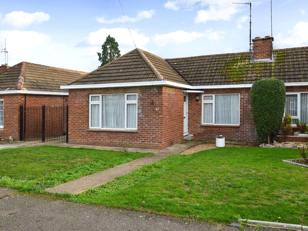 2 bed bungalow for sale in Hadrian Avenue, Dunstable, Bedfordshire LU5