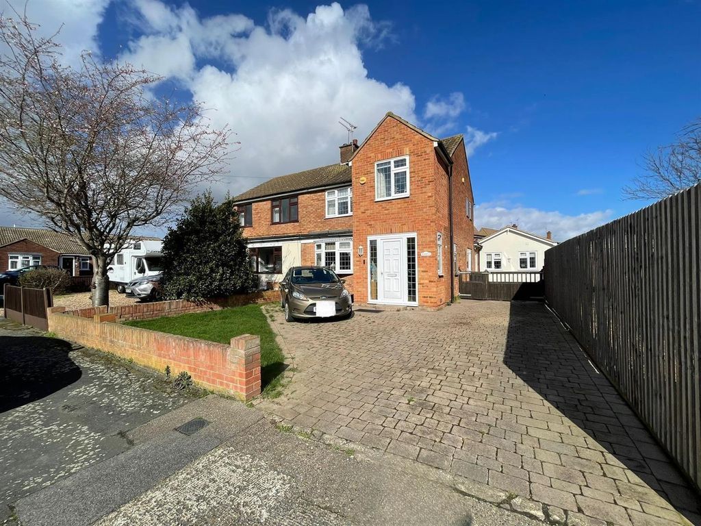 4 bed semidetached house for sale in Capel Close, Corringham, Stanford