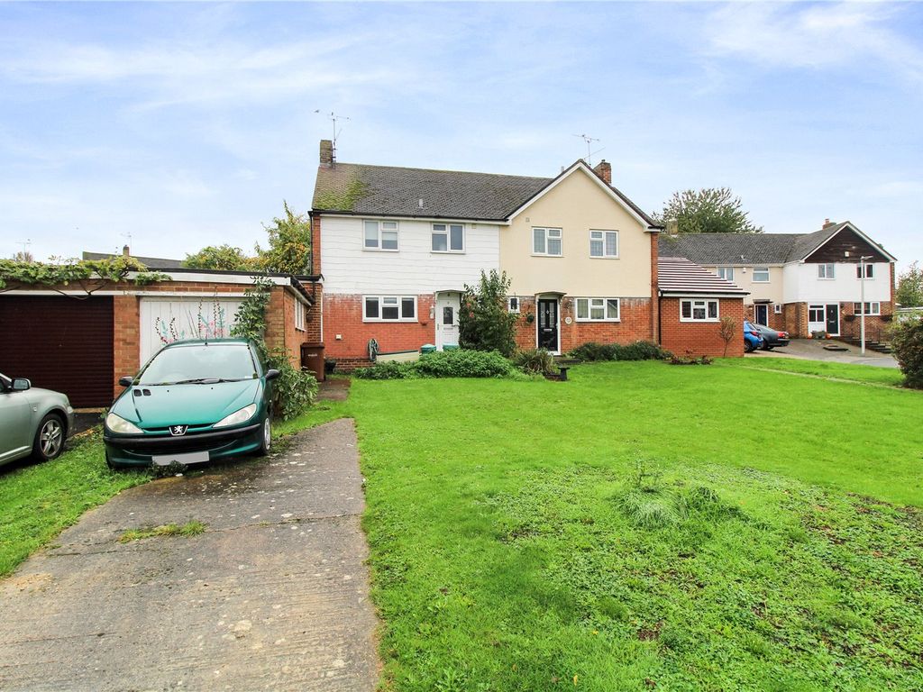 4 bed semidetached house for sale in The Willows, Rainham, Gillingham