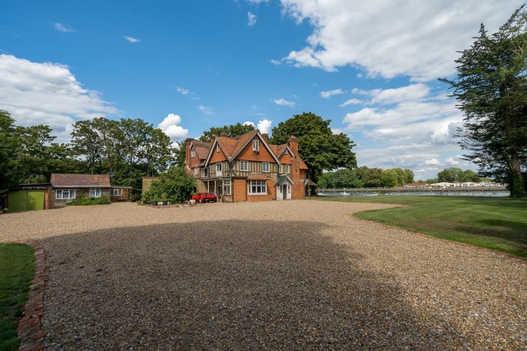 8 bed detached house for sale in Chertsey, Surrey KT16 Zoopla