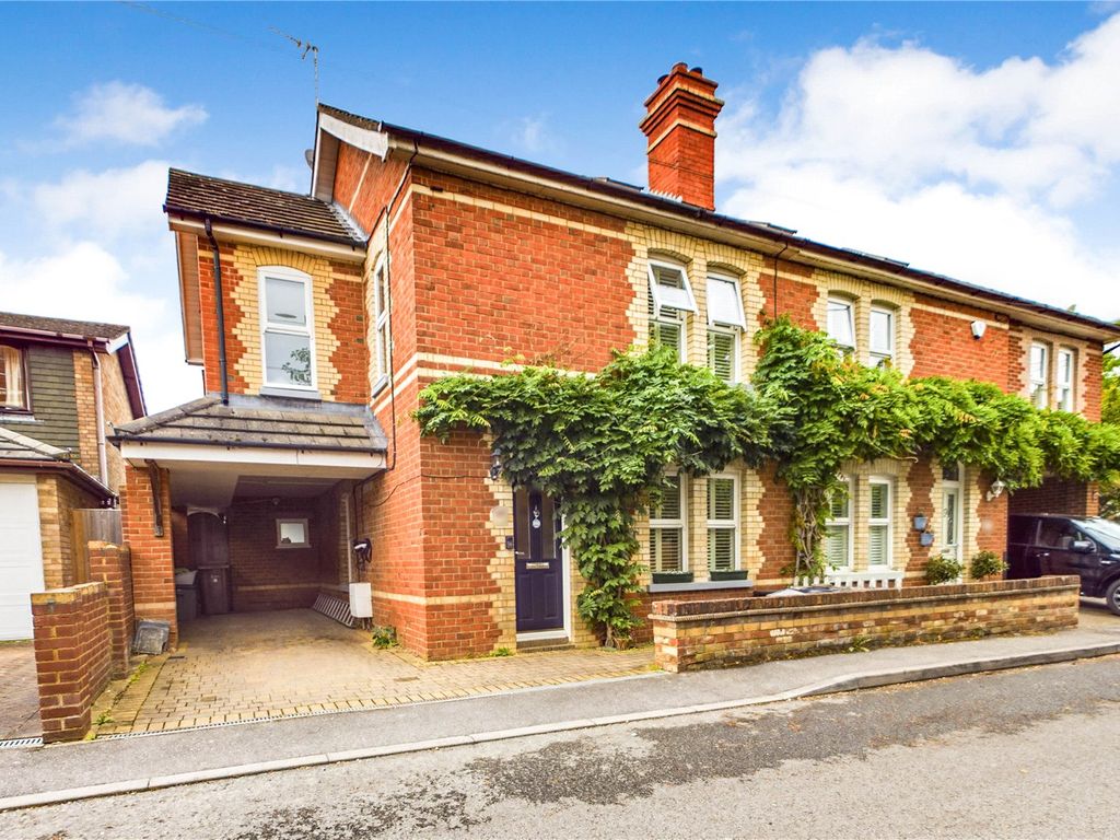 4 bed semidetached house for sale in The Square, Spencers Wood