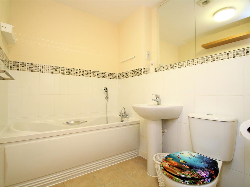 2 bed flat to rent in Taywood Road, Northolt UB5, £1,475 pcm Zoopla