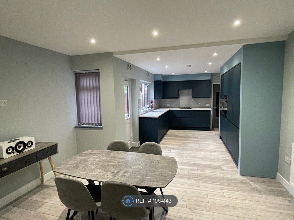 Room to rent in Cannock Road, Wolverhampton WV10, £600 pcm Zoopla