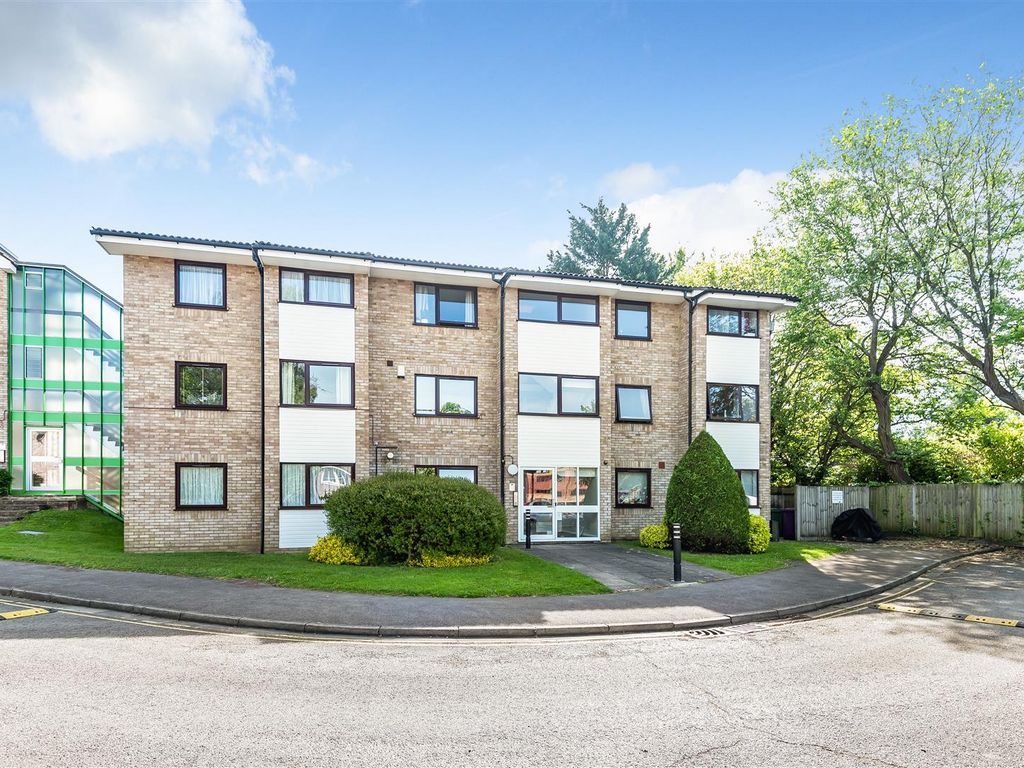 3 bed flat for sale in Clockhouse Road, Farnborough GU14 Zoopla