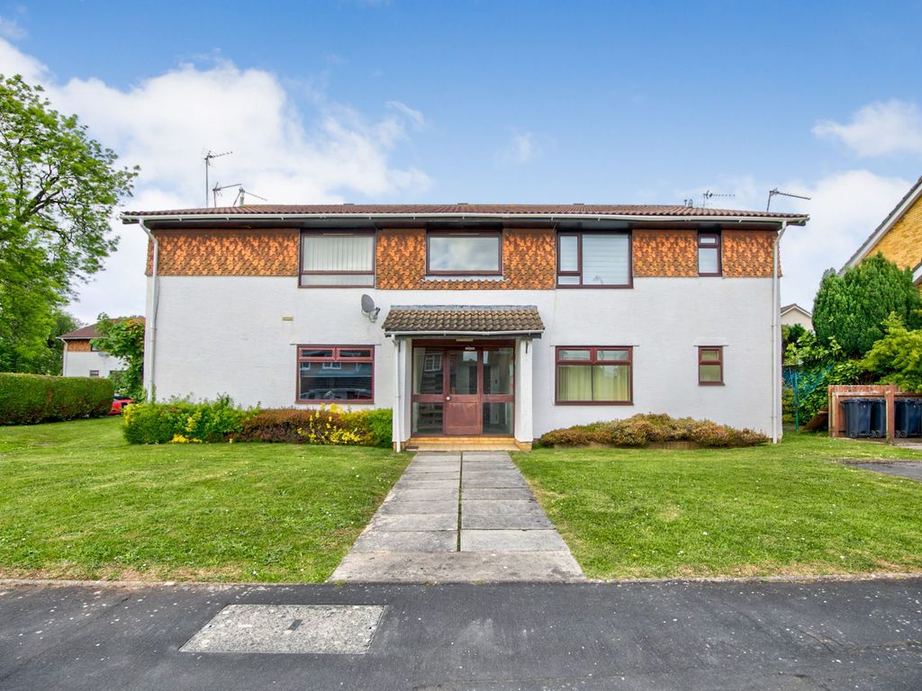 1 bed flat for sale in Kent Close, Rogerstone, Newport NP10, £60,000