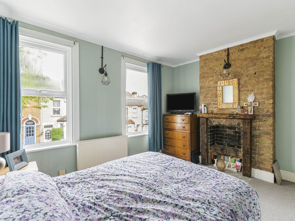 3 bed end terrace house for sale in Glendale Road, Erith DA8, £410,000