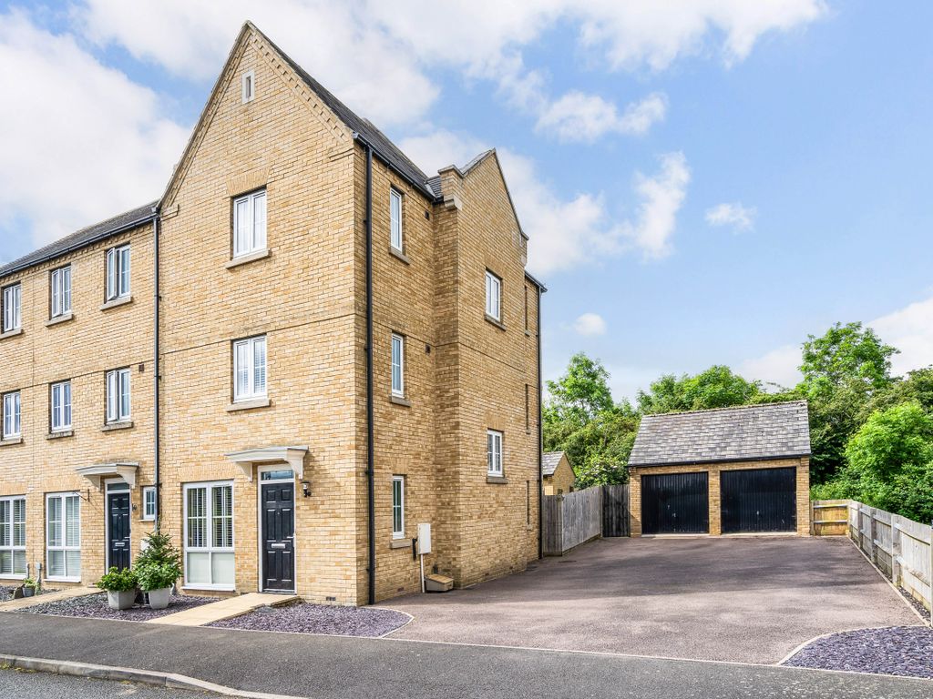 4 bed end terrace house for sale in Longmeadow Drive, Bedford MK45, £