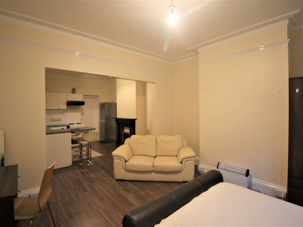 Studio to rent in Basingstoke Road, Reading, Berkshire RG2, £850 pcm
