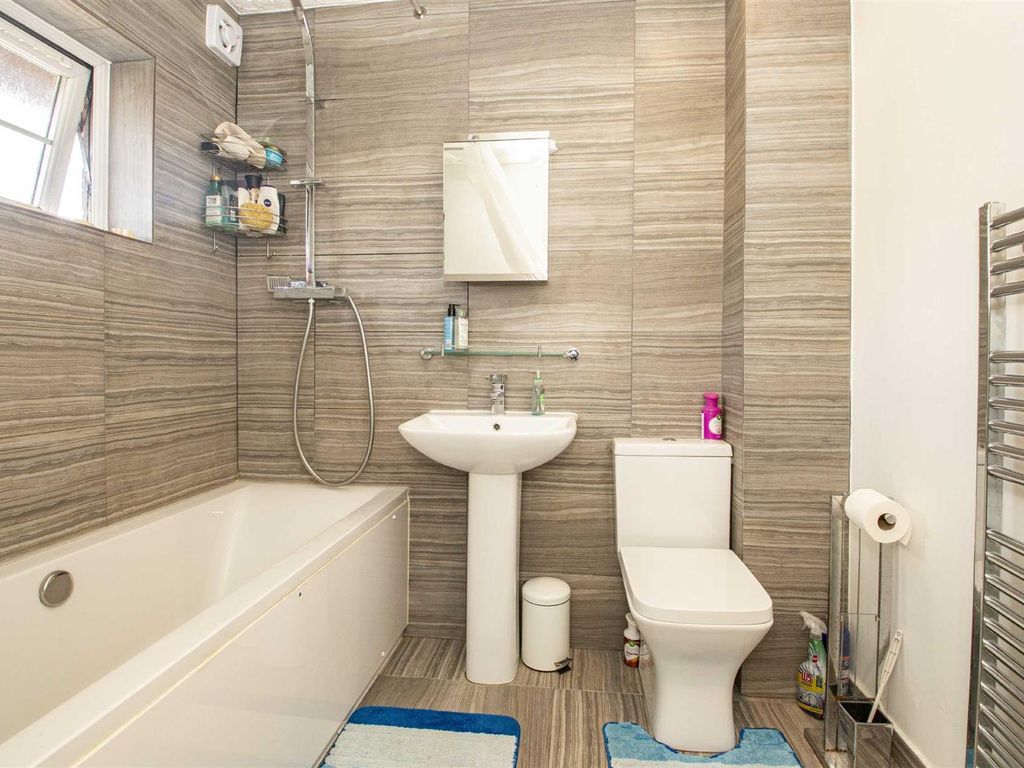 3 bed end terrace house to rent in Swallowfield, Great Holm, Milton