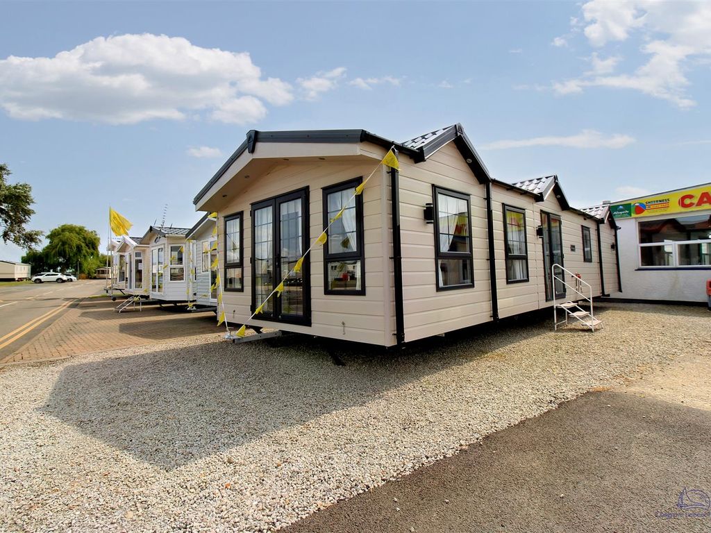 2 bed mobile/park home for sale in Halfway Road, Minster On Sea