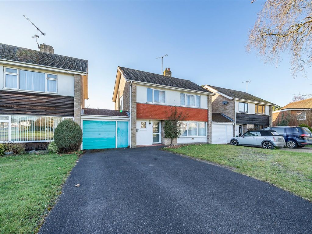 3 bed linkdetached house for sale in Springfield Park, Twyford